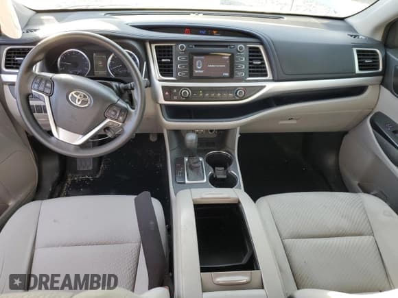 ✅ 2019 Toyota Highlander LE • VIN: 5TDZARFH6KS054893 • Lot: 92293595. Wystawiony na Copart z przebiegiem 89 770 mil. Bezpłatny archiwum sprzedaży aukcyjnych z USA i szczegółowy raport historii pojazdu na DreamBid. Zdjęcie 8.