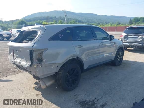 2022 Kia Sorento X-Line S z VIN 5XYRLDLC0NG097441, wystawiony jako IAAI lot #42556752 z przebiegiem 21 463 mil mil oraz . Historia ofert i sprzedaży dostępna na DreamBid. Obrazek 4.