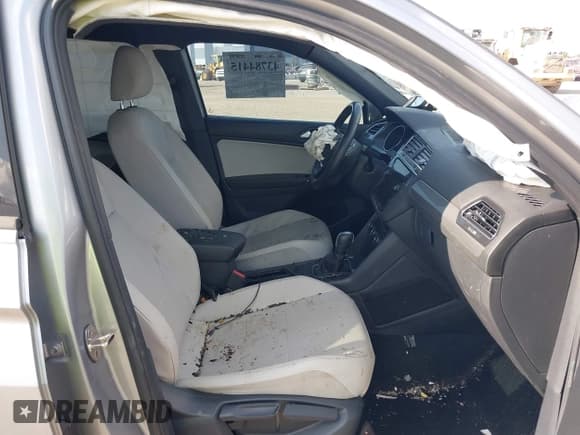 ✅ 2020 Volkswagen Tiguan SE • VIN: 3VV3B7AX3LM134970 • Lot: 43784415. Wystawiony na IAAI z przebiegiem Nie podano. Bezpłatny archiwum sprzedaży aukcyjnych z USA i szczegółowy raport historii pojazdu na DreamBid. Zdjęcie 5.