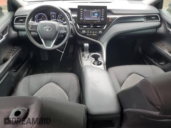 2021 Toyota Camry LE z VIN 4T1C11AK1MU566243, wystawiony jako Copart lot #82484385 z przebiegiem 264 806 mil mil oraz Szkoda całkowita • Salvage title. Historia ofert i sprzedaży dostępna na DreamBid. Obrazek 8.