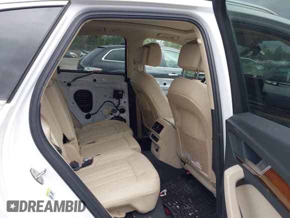 ✅ 2024 Audi Q5 Premium • VIN: WA1ABAFY0R2050717 • Lot: 43569370. Wystawiony na IAAI z przebiegiem 28 722 mil. Bezpłatny archiwum sprzedaży aukcyjnych z USA i szczegółowy raport historii pojazdu na DreamBid. Zdjęcie 8.