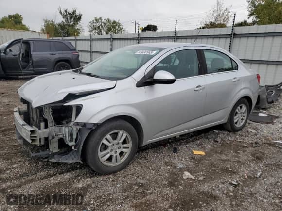2015 Chevrolet Sonic LT z VIN 1G1JC5SH0F4133699, wystawiony jako Copart lot #82480565 z przebiegiem 81 978 mil mil oraz Szkoda całkowita • Salvage title. Historia ofert i sprzedaży dostępna na DreamBid. Obrazek 1.
