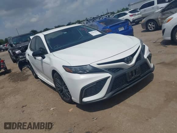2022 Toyota Camry SE z VIN 4T1G11AK8NU027220, wystawiony jako IAAI lot #42161140 z przebiegiem 68 347 mil mil oraz . Historia ofert i sprzedaży dostępna na DreamBid. Obrazek 1.