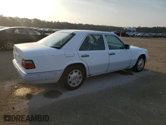 ✅ 1995 Mercedes-Benz E 320 • VIN: WDBEA32E4SC215233 • Lot: 43661775. Wystawiony na Copart z przebiegiem 186 992 mil. Bezpłatny archiwum sprzedaży aukcyjnych z USA i szczegółowy raport historii pojazdu na DreamBid. Zdjęcie 3.