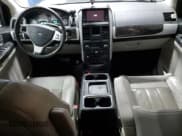 ✅ 2010 Dodge Grand Caravan SXT • VIN: 2D4RN5DX4AR139328 • Лот: 89724155. Опубликован ранее на Copart с пробегом 141 955 миль. Бесплатный доступ к архиву аукционных продаж из США и подробный отчёт об истории автомобиля на DreamBid. Изображение 8.