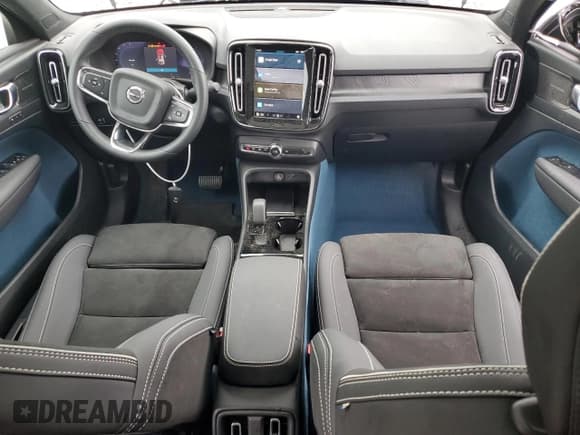 ✅ 2022 Volvo C40 Ultimate • VIN: YV4ED3GB2N2009536 • Lot: 61553835. Wystawiony na Copart z przebiegiem 19 868 mil. Bezpłatny archiwum sprzedaży aukcyjnych z USA i szczegółowy raport historii pojazdu na DreamBid. Zdjęcie 8.