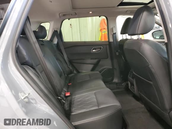 ✅ 2023 Nissan Rogue Platinum • VIN: JN8BT3DD7PW321530 • Lot: 69505295. Wystawiony na Copart z przebiegiem 26 040 mil. Bezpłatny archiwum sprzedaży aukcyjnych z USA i szczegółowy raport historii pojazdu na DreamBid. Zdjęcie 11.