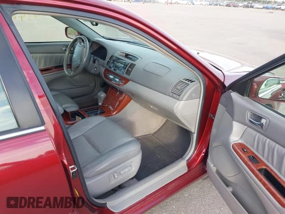 ✅ 2005 Toyota Camry XLE • VIN: 4T1BF30K15U104003 • Лот: 43483823. Опубликован ранее на IAAI с пробегом 294 612 миль. Бесплатный доступ к архиву аукционных продаж из США и подробный отчёт об истории автомобиля на DreamBid. Изображение 5.