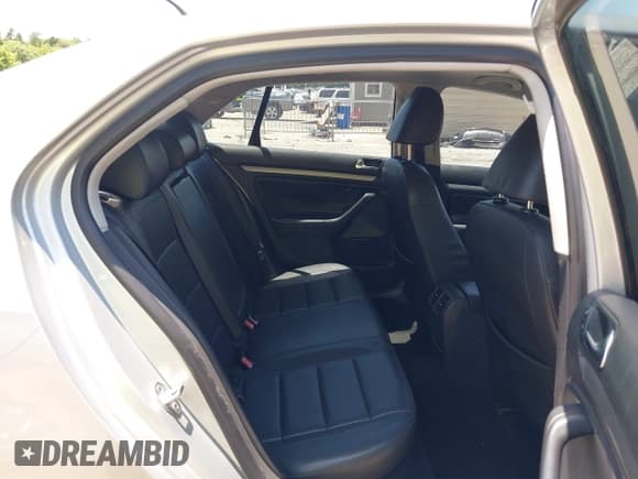 ✅ 2010 Volkswagen Jetta Limited Edition • VIN: 3VWRX7AJ1AM099362 • Lot: 42318046. Listed on IAAI with 264,425 mi. Free auction sales archive from the USA and detailed vehicle history report at DreamBid. Image 8.