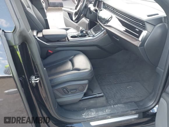 ✅ 2019 Audi Q8 Premium • VIN: WA1AVAF17KD010879 • Lot: 43273691. Wystawiony na IAAI z przebiegiem 53 279 mil. Bezpłatny archiwum sprzedaży aukcyjnych z USA i szczegółowy raport historii pojazdu na DreamBid. Zdjęcie 5.