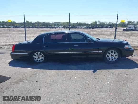 ✅ 2011 Lincoln Town Car Executive L • VIN: 2LNBL8EV7BX759053 • Lot: 43431539. Listed on IAAI with 332,490 mi. Free auction sales archive from the USA and detailed vehicle history report at DreamBid. Image 13.