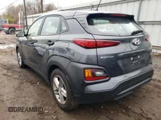 2020 Hyundai Kona SE z VIN KM8K12AA5LU467559, wystawiony jako Copart lot #38647103 z przebiegiem 63 430 mil mil oraz . Historia ofert i sprzedaży dostępna na DreamBid. Obrazek 2.