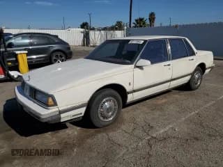 ✅ 1988 Oldsmobile 88 • VIN: 1G3HY54C6J1800245 • Lot: 80117064. Wystawiony na Copart z przebiegiem 48 621 mil. Bezpłatny archiwum sprzedaży aukcyjnych z USA i szczegółowy raport historii pojazdu na DreamBid. Zdjęcie 1.