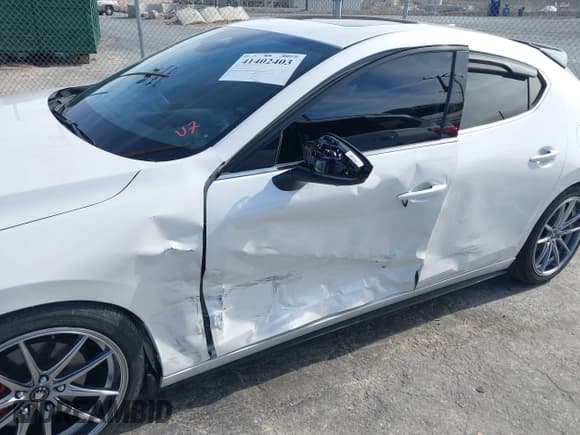 ✅ 2024 Mazda 3 Premium Plus • VIN: JM1BPBNY7R1718702 • Lot: 41402403. Wystawiony na IAAI z przebiegiem 2 605 mil. Bezpłatny archiwum sprzedaży aukcyjnych z USA i szczegółowy raport historii pojazdu na DreamBid. Zdjęcie 6.