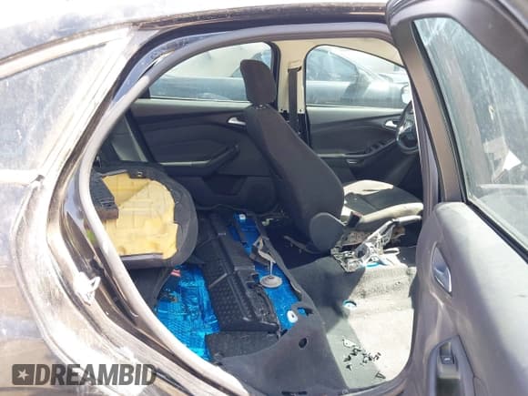 ✅ 2015 Ford Focus SE • VIN: 1FADP3F25FL261578 • Lot: 42502945. Wystawiony na IAAI z przebiegiem 81 789 mil. Bezpłatny archiwum sprzedaży aukcyjnych z USA i szczegółowy raport historii pojazdu na DreamBid. Zdjęcie 8.