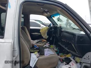 ✅ 2003 Chevrolet Suburban LS • VIN: 3GNEC16ZX3G320202 • Lot: 41596078. Wystawiony na IAAI z przebiegiem 287 841 mil. Bezpłatny archiwum sprzedaży aukcyjnych z USA i szczegółowy raport historii pojazdu na DreamBid. Zdjęcie 5.