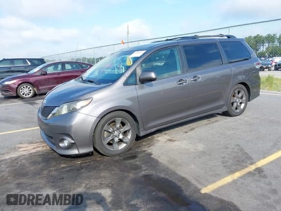 ✅ 2012 Toyota Sienna SE • VIN: 5TDXK3DCXCS258915 • Lot: 42884001. Listed on IAAI with 282,094 mi. Free auction sales archive from the USA and detailed vehicle history report at DreamBid. Image 2.