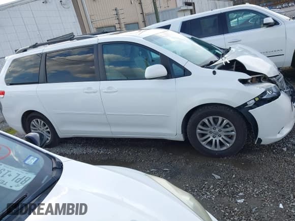 ✅ 2013 Toyota Sienna XLE • VIN: 5TDYK3DC9DS351530 • Лот: 43757259. Опубликован ранее на IAAI с пробегом 247 425 миль. Бесплатный доступ к архиву аукционных продаж из США и подробный отчёт об истории автомобиля на DreamBid. Изображение 14.