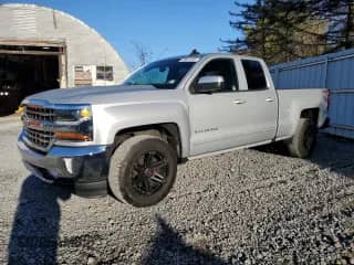 2018 Chevrolet Silverado 1500 LT z VIN 1GCVKREC9JZ103972, wystawiony jako Copart lot #90601445 z przebiegiem 77 910 mil mil oraz Szkoda całkowita • Salvage title. Historia ofert i sprzedaży dostępna na DreamBid. Obrazek 1.