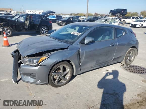 2019 Hyundai Veloster 2.0 z VIN KMHTG6AF9KU018258, wystawiony jako Copart lot #83421564 z przebiegiem 96 301 mil mil oraz Szkoda całkowita • Salvage title. Historia ofert i sprzedaży dostępna na DreamBid. Obrazek 1.