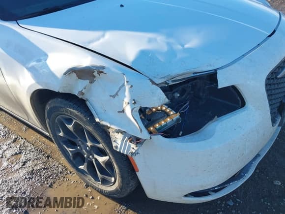 ✅ 2019 Chrysler 300 S • VIN: 2C3CCAGG8KH542723 • Lot: 41214612. Wystawiony na IAAI z przebiegiem Nie podano. Bezpłatny archiwum sprzedaży aukcyjnych z USA i szczegółowy raport historii pojazdu na DreamBid. Zdjęcie 6.