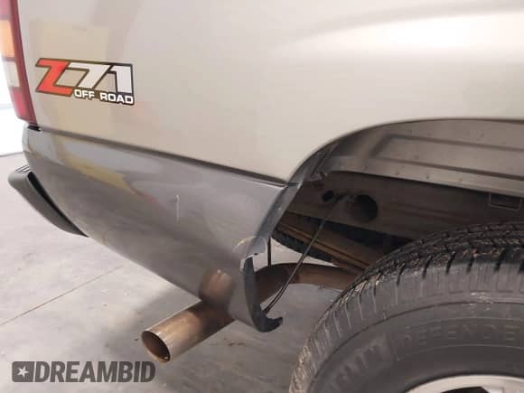 2000 Chevrolet Silverado 1500 LS z VIN 1GCEK19T1YE336600, wystawiony jako IAAI lot #42383410 z przebiegiem 64 920 mil mil oraz . Historia ofert i sprzedaży dostępna na DreamBid. Obrazek 12.