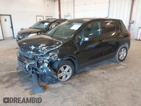✅ 2020 Chevrolet Trax LS • VIN: KL7CJKSB8LB088953 • Lot: 43392952. Wystawiony na IAAI z przebiegiem 90 707 mil. Bezpłatny archiwum sprzedaży aukcyjnych z USA i szczegółowy raport historii pojazdu na DreamBid. Zdjęcie 2.