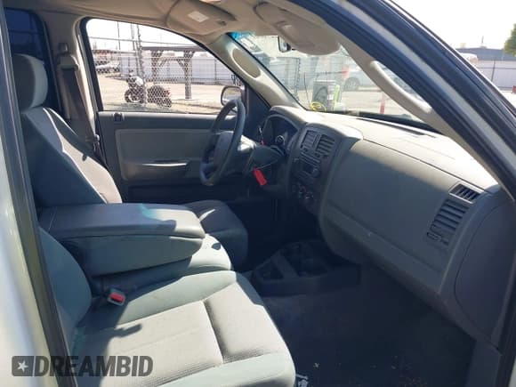 ✅ 2005 Dodge Dakota ST • VIN: 1D7HE28N45S218668 • Lot: 42276061. Wystawiony na IAAI z przebiegiem 141 724 mil. Bezpłatny archiwum sprzedaży aukcyjnych z USA i szczegółowy raport historii pojazdu na DreamBid. Zdjęcie 5.