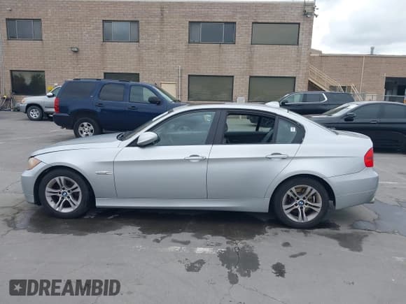 ✅ 2008 BMW 3 Series 328i • VIN: WBAVA37538NL52457 • Лот: 42063895. Опубликован ранее на IAAI с пробегом 114 401 миль. Бесплатный доступ к архиву аукционных продаж из США и подробный отчёт об истории автомобиля на DreamBid. Изображение 14.