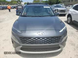 2022 Hyundai Kona SEL z VIN KM8K32AB1NU914152, wystawiony jako Copart lot #59475723 z przebiegiem 1 285 mil mil oraz . Historia ofert i sprzedaży dostępna na DreamBid. Obrazek 5.