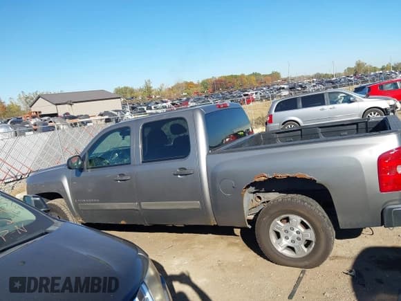 ✅ 2007 Chevrolet Silverado 1500 1LT • VIN: 2GCEC13J171730196 • Lot: 43476968. Wystawiony na IAAI z przebiegiem 319 737 mil. Bezpłatny archiwum sprzedaży aukcyjnych z USA i szczegółowy raport historii pojazdu na DreamBid. Zdjęcie 14.