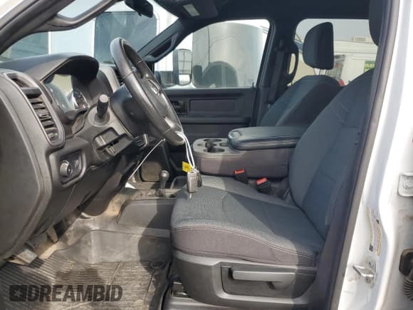 ✅ 2022 Ram 3500 Tradesman • VIN: 3C7WRTCL4NG320533 • Lot: 90480635. Wystawiony na Copart z przebiegiem 25 829 mil. Bezpłatny archiwum sprzedaży aukcyjnych z USA i szczegółowy raport historii pojazdu na DreamBid. Zdjęcie 7.