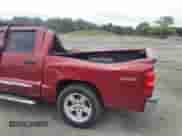 2010 Dodge Dakota Laramie z VIN 1D7CW5GP3AS156914, wystawiony jako IAAI lot #42569804 z przebiegiem 198 463 mil mil oraz . Historia ofert i sprzedaży dostępna na DreamBid. Obrazek 6.