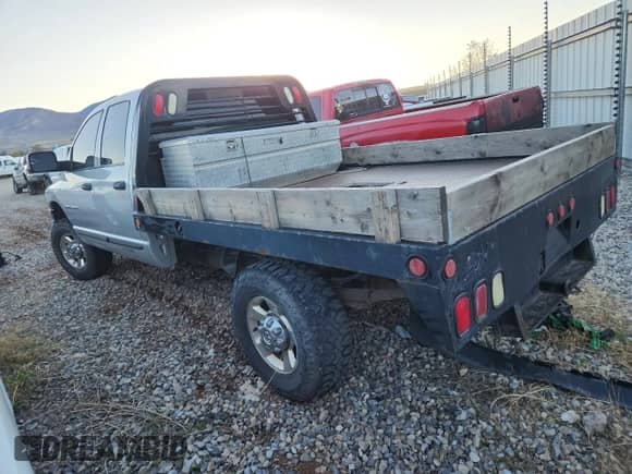 2005 Dodge 3500 SLT z VIN 3D7LS38C35G792659, wystawiony jako Copart lot #86188965 z przebiegiem 214 931 mil mil oraz Czysty tytuł • Clean title. Historia ofert i sprzedaży dostępna na DreamBid. Obrazek 2.