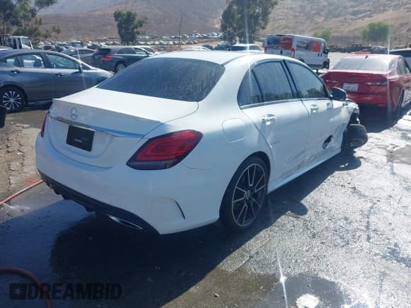 ✅ 2020 Mercedes-Benz C 300 • VIN: 55SWF8DB8LU323624 • Lot: 43017196. Wystawiony na IAAI z przebiegiem 58 786 mil. Bezpłatny archiwum sprzedaży aukcyjnych z USA i szczegółowy raport historii pojazdu na DreamBid. Zdjęcie 4.