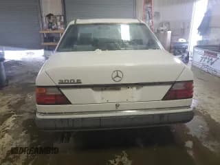 ✅ 1992 Mercedes-Benz 260 • VIN: WDBEA26D0NB615523 • Лот: 44381835. Опубликован ранее на Copart с пробегом 170 142 миль. Бесплатный доступ к архиву аукционных продаж из США и подробный отчёт об истории автомобиля на DreamBid. Изображение 6.