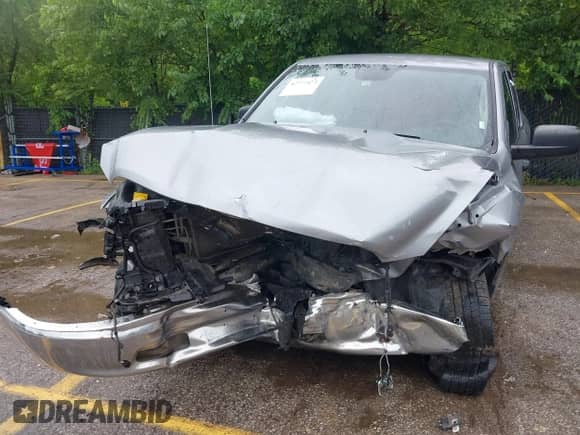 2024 Ram 1500 SLT z VIN 1C6RR6GG7RS122639, wystawiony jako IAAI lot #42777473 z przebiegiem 46 397 mil mil oraz . Historia ofert i sprzedaży dostępna na DreamBid. Obrazek 6.