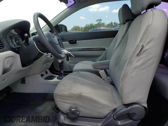 ✅ 2010 Hyundai Accent GS • VIN: KMHCM3AC9AU158631 • Лот: 64315745. Опубликован ранее на Copart с пробегом 104 128 миль. Бесплатный доступ к архиву аукционных продаж из США и подробный отчёт об истории автомобиля на DreamBid. Изображение 7.