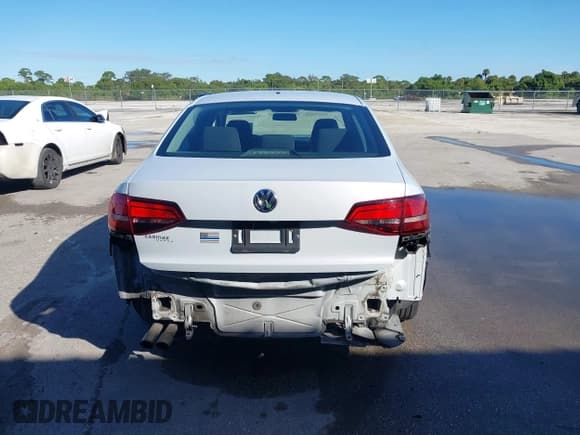 ✅ 2017 Volkswagen Jetta S • VIN: 3VW2B7AJ1HM415059 • Lot: 43555214. Wystawiony na IAAI z przebiegiem 102 894 mil. Bezpłatny archiwum sprzedaży aukcyjnych z USA i szczegółowy raport historii pojazdu na DreamBid. Zdjęcie 16.