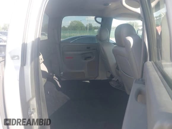 ✅ 2005 Chevrolet Silverado 2500HD LS • VIN: 1GCHK23285F818246 • Lot: 43292468. Wystawiony na IAAI z przebiegiem 255 783 mil. Bezpłatny archiwum sprzedaży aukcyjnych z USA i szczegółowy raport historii pojazdu na DreamBid. Zdjęcie 8.