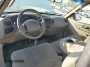 ✅ 2002 Ford F-150 XL • VIN: 2FTRF17W72CA39637 • Lot: 76827724. Wystawiony na Copart z przebiegiem Nie podano. Bezpłatny archiwum sprzedaży aukcyjnych z USA i szczegółowy raport historii pojazdu na DreamBid. Zdjęcie 8.