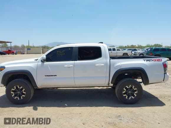 ✅ 2022 Toyota Tacoma SR • VIN: 3TMCZ5AN2NM490567 • Lot: 42471678. Wystawiony na IAAI z przebiegiem 26 894 mil. Bezpłatny archiwum sprzedaży aukcyjnych z USA i szczegółowy raport historii pojazdu na DreamBid. Zdjęcie 14.
