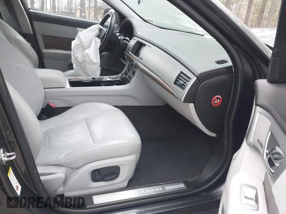 ✅ 2014 Jaguar XF SC • VIN: SAJWJ0EF9E8U12853 • Lot: 41780409. Wystawiony na IAAI z przebiegiem 138 329 mil. Bezpłatny archiwum sprzedaży aukcyjnych z USA i szczegółowy raport historii pojazdu na DreamBid. Zdjęcie 5.