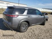 ✅ 2024 Nissan Pathfinder S • VIN: 5N1DR3AC0RC248371 • Lot: 84772185. Wystawiony na Copart z przebiegiem 7 772 mil. Bezpłatny archiwum sprzedaży aukcyjnych z USA i szczegółowy raport historii pojazdu na DreamBid. Zdjęcie 3.