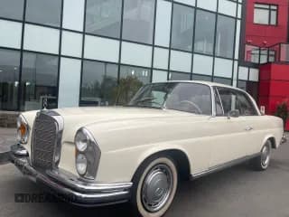 ✅ 1963 Mercedes-Benz 220 • VIN: 11102112051277 • Lot: 78331044. Wystawiony na Copart z przebiegiem 51 549 mil. Bezpłatny archiwum sprzedaży aukcyjnych z USA i szczegółowy raport historii pojazdu na DreamBid. Zdjęcie 2.