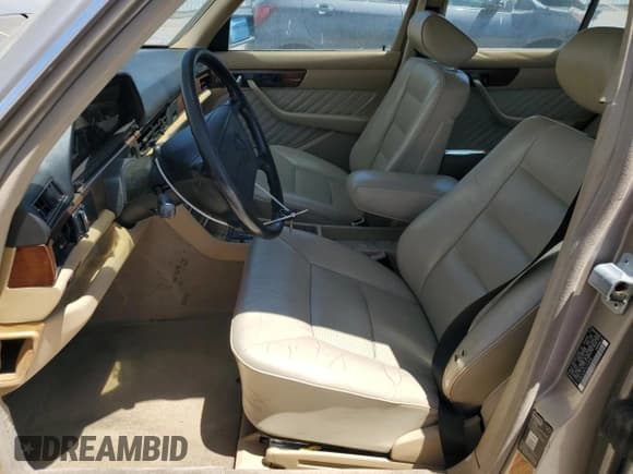 ✅ 1990 Mercedes-Benz 300 SE • VIN: WDBCA24D1LA529716 • Лот: 56581335. Опубликован ранее на Copart с пробегом 122 286 миль. Бесплатный доступ к архиву аукционных продаж из США и подробный отчёт об истории автомобиля на DreamBid. Изображение 7.