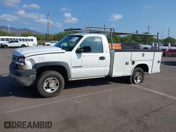 ✅ 2005 Chevrolet Silverado 2500HD Work Truck • VIN: 1GBHC24U15E333373 • Lot: 43697661. Wystawiony na IAAI z przebiegiem 156 992 mil. Bezpłatny archiwum sprzedaży aukcyjnych z USA i szczegółowy raport historii pojazdu na DreamBid. Zdjęcie 2.