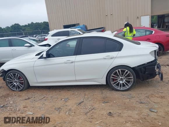 ✅ 2013 BMW 3 Series 335i • VIN: WBA3A9C52DF475994 • Lot: 42664333. Listed on IAAI with 63,864 mi. Free auction sales archive from the USA and detailed vehicle history report at DreamBid. Image 14.