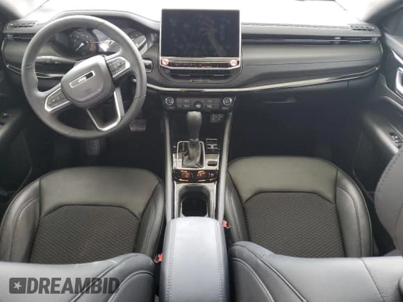 ✅ 2025 Jeep Compass Latitude • VIN: 3C4NJDBN8ST594104 • Lot: 92274185. Wystawiony na Copart z przebiegiem 4 247 mil. Bezpłatny archiwum sprzedaży aukcyjnych z USA i szczegółowy raport historii pojazdu na DreamBid. Zdjęcie 8.