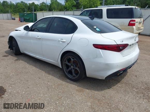 ✅ 2018 Alfa Romeo Giulia Ti Sport • VIN: ZARFAEEN8J7583814 • Лот: 42355186. Опубликован ранее на IAAI с пробегом Не указан. Бесплатный доступ к архиву аукционных продаж из США и подробный отчёт об истории автомобиля на DreamBid. Изображение 3.